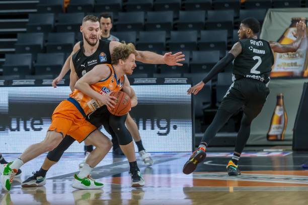 表现稳健 表现稳健